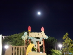 子供遊具と満月