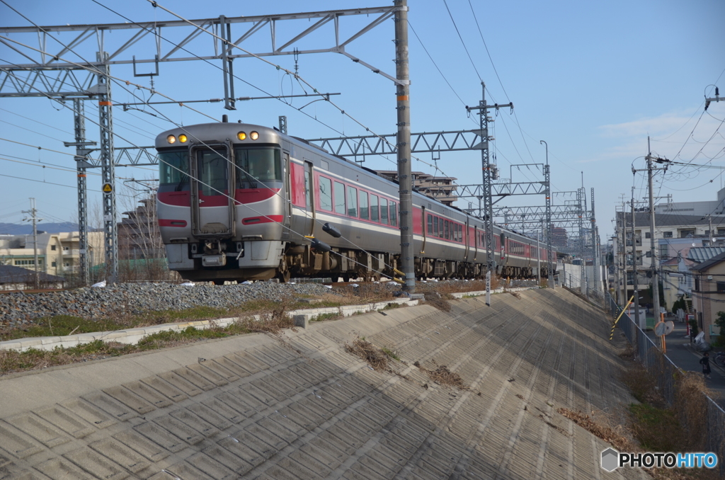 赤いラインの電車