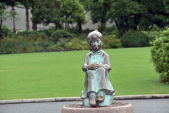 女の子の像