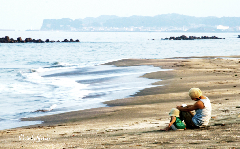 海（浜辺の親子）