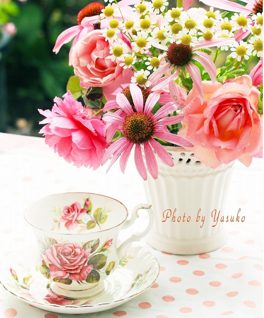庭の薔薇　コーヒータイムを薔薇と