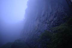 霧と岩肌