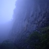 霧と岩肌