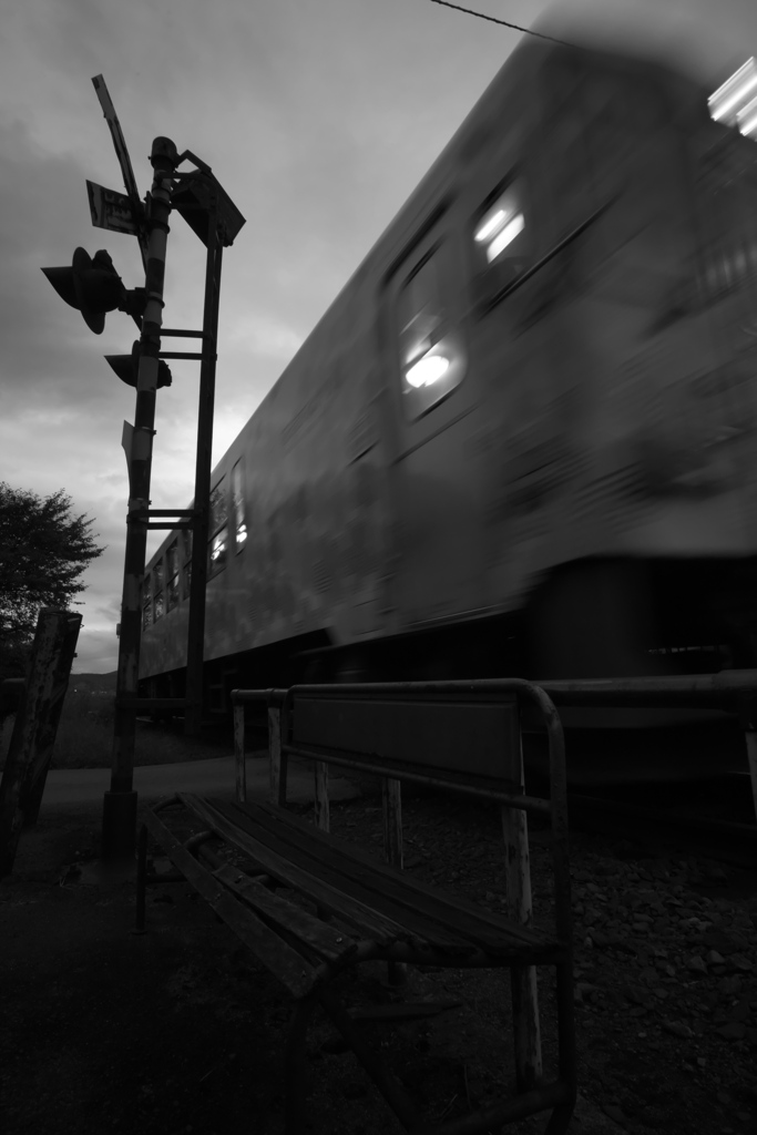 座る人のいないベンチ　無人駅おりはた