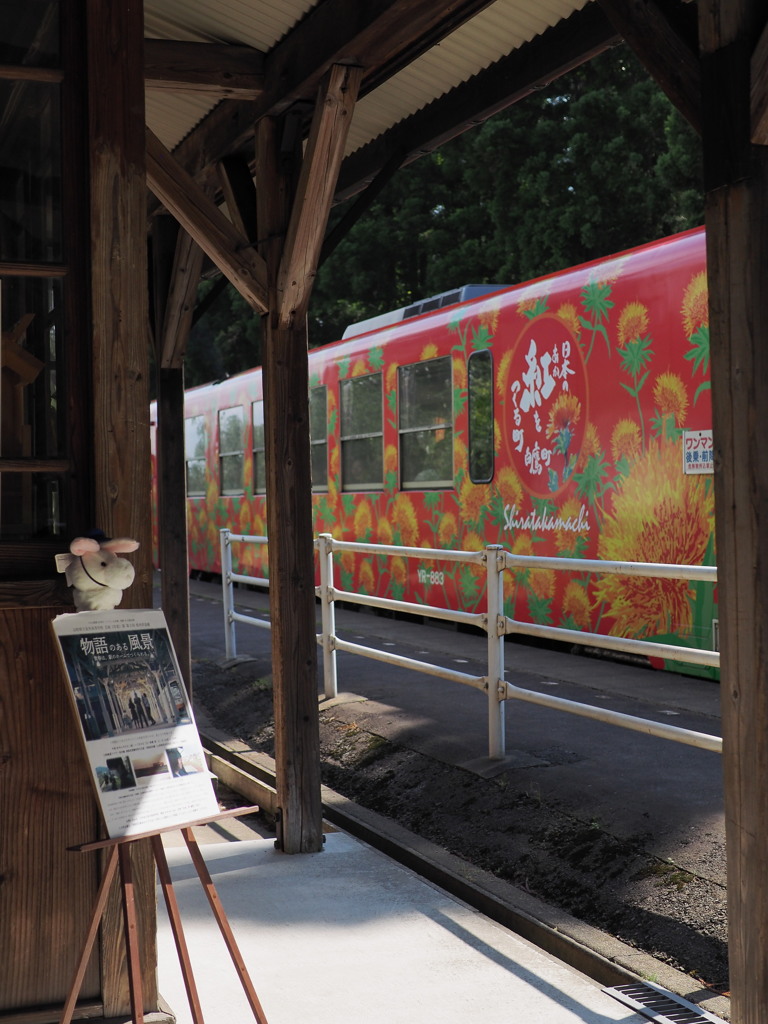 羽前成田駅　写真展示とともに