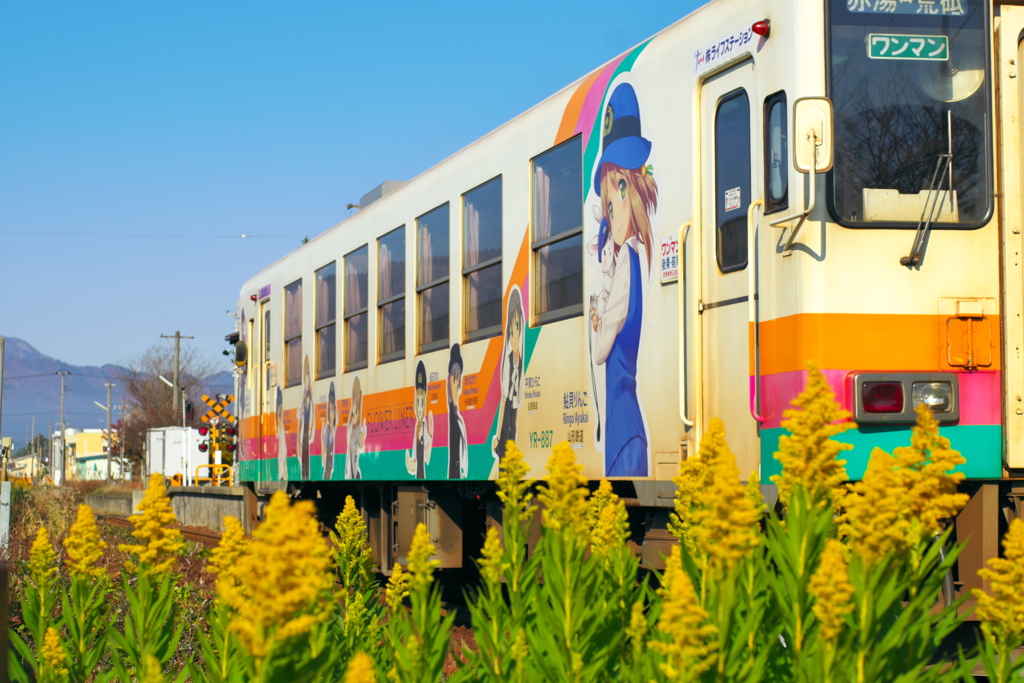 駅の風景　ラッピング列車　鉄道むすめ