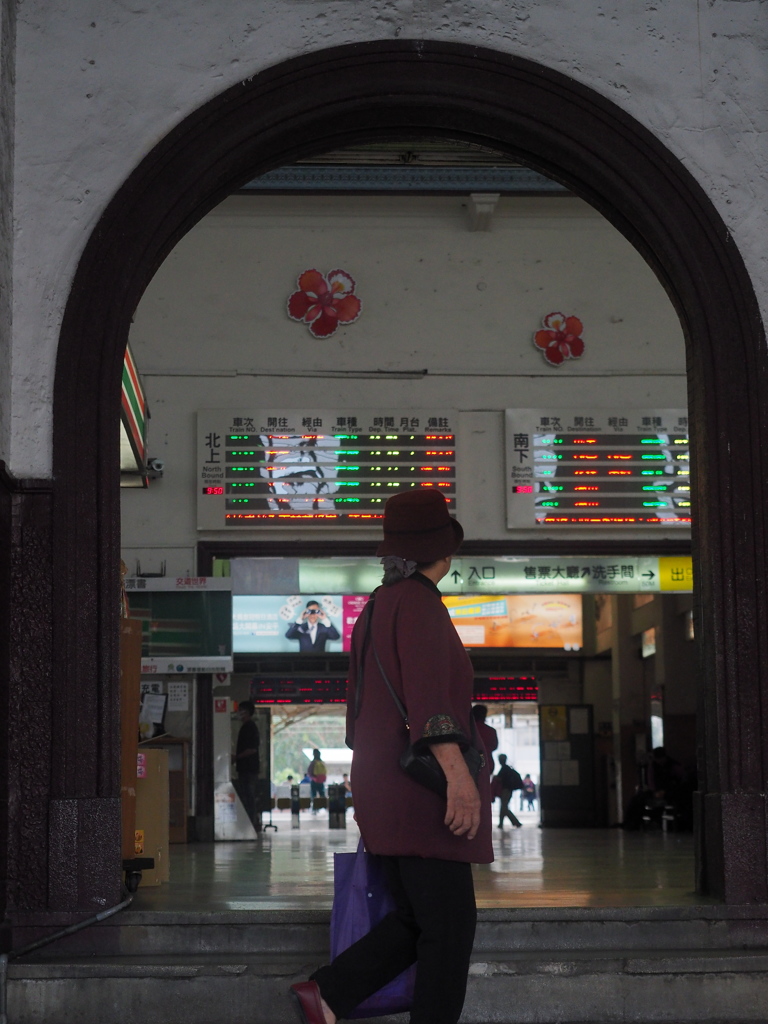 振向き美人　台南駅