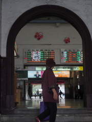 振向き美人　台南駅