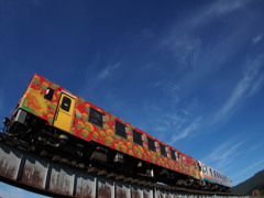 サマーブルーと紅花色の列車