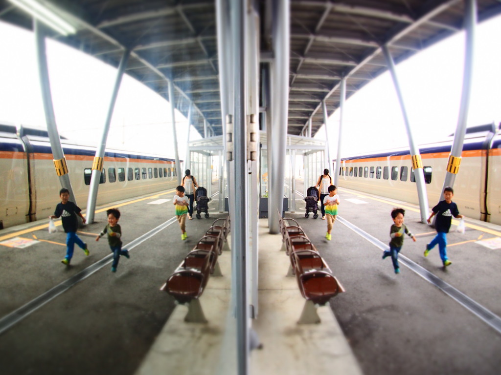 鏡の中の山形新幹線