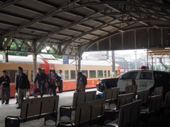 駅の構内にパトカー？？