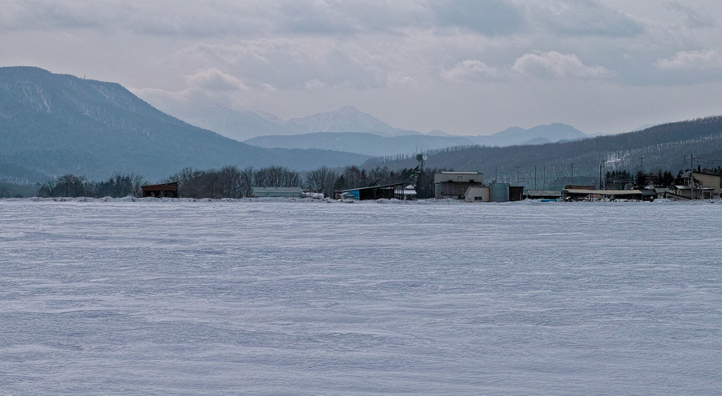 畑はまだ雪原