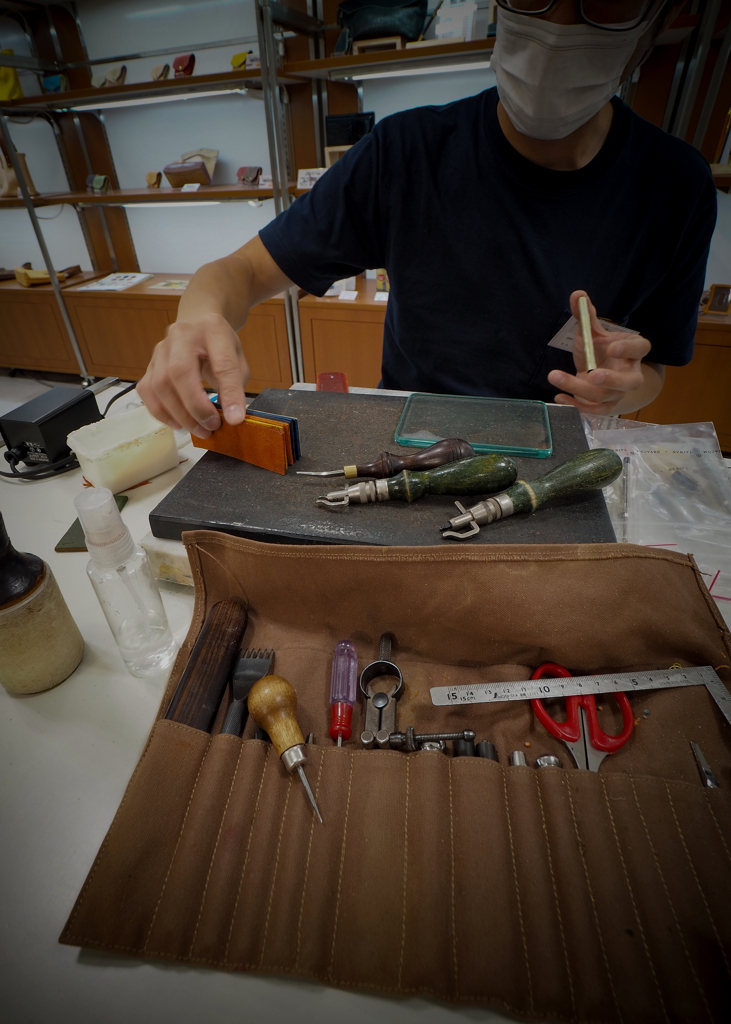 若き皮工芸家のツール