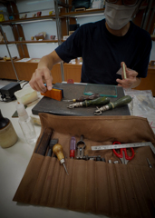 若き皮工芸家のツール