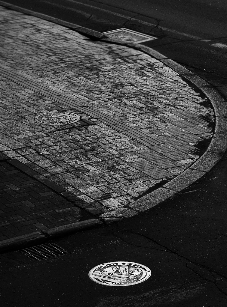 朝のマンホール蓋２