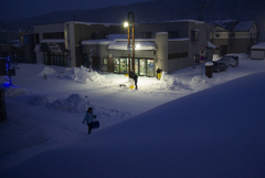 風雪去った街角