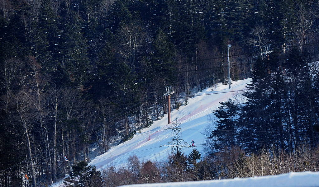 昼のゲレンデ、窓からズーム