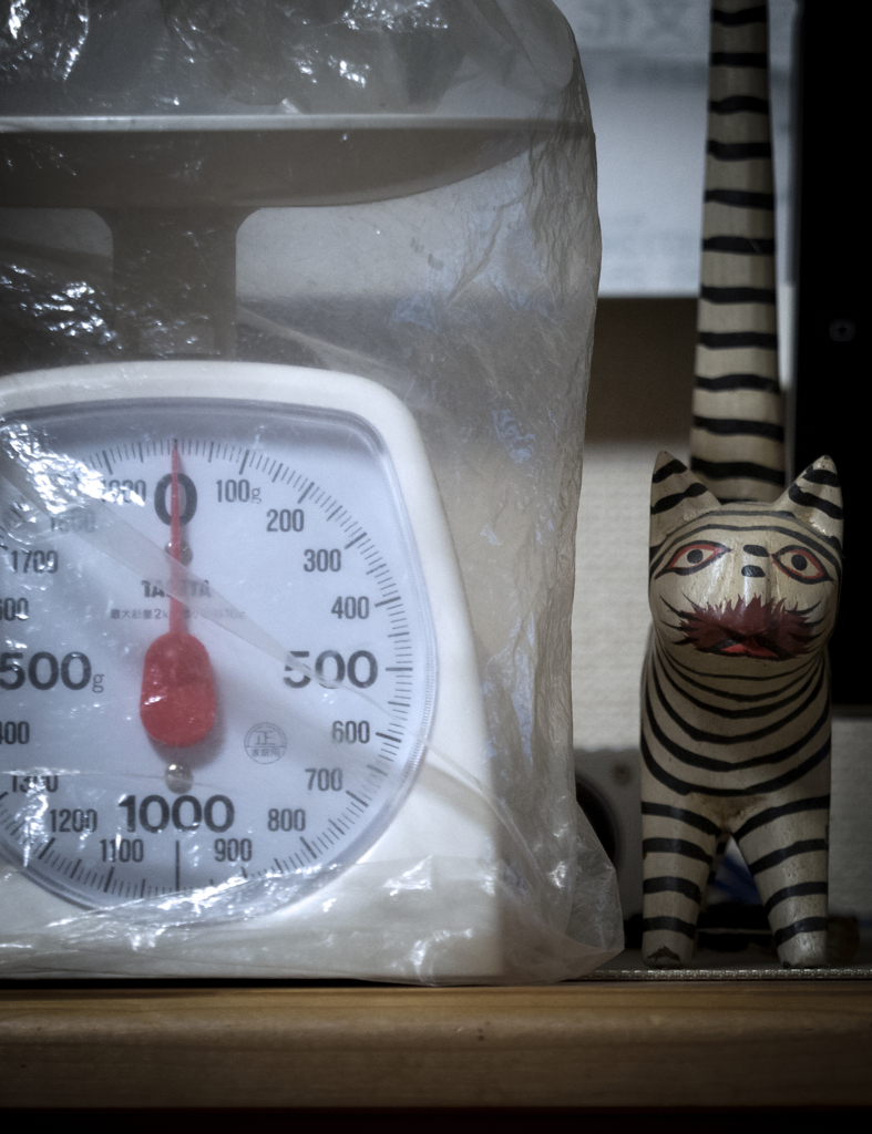 国産ハカリと異国の置物