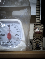 国産ハカリと異国の置物