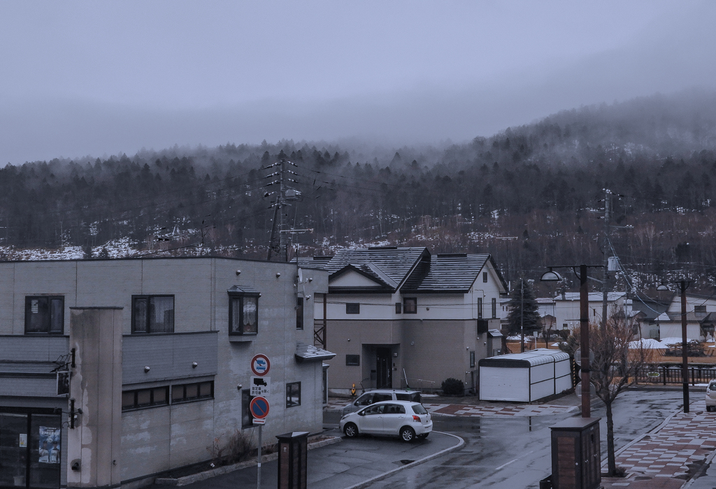 春雨は街の汚れを山雪を消す