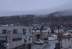 春雨は街の汚れを山雪を消す
