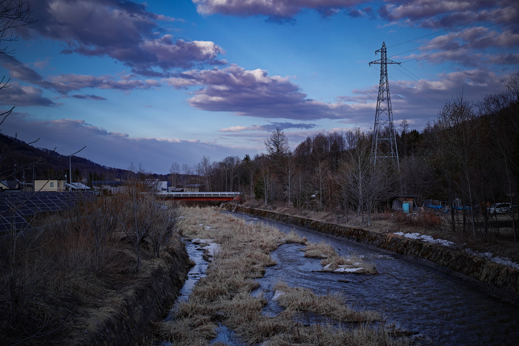 春の小川はまだ茶色