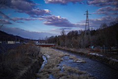 春の小川はまだ茶色