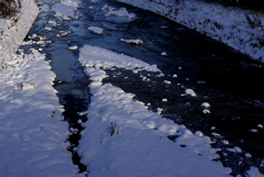 小川の雪化粧
