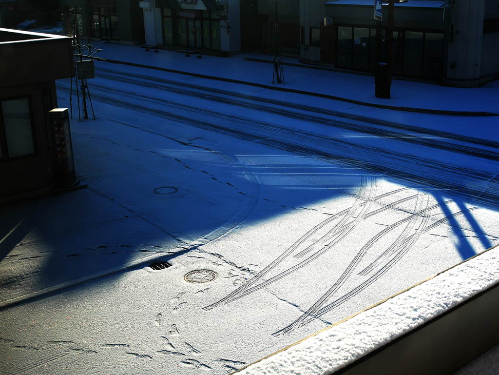 降ったり解けたり春模様