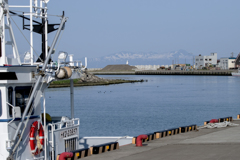 網走港　白灯台と斜里岳