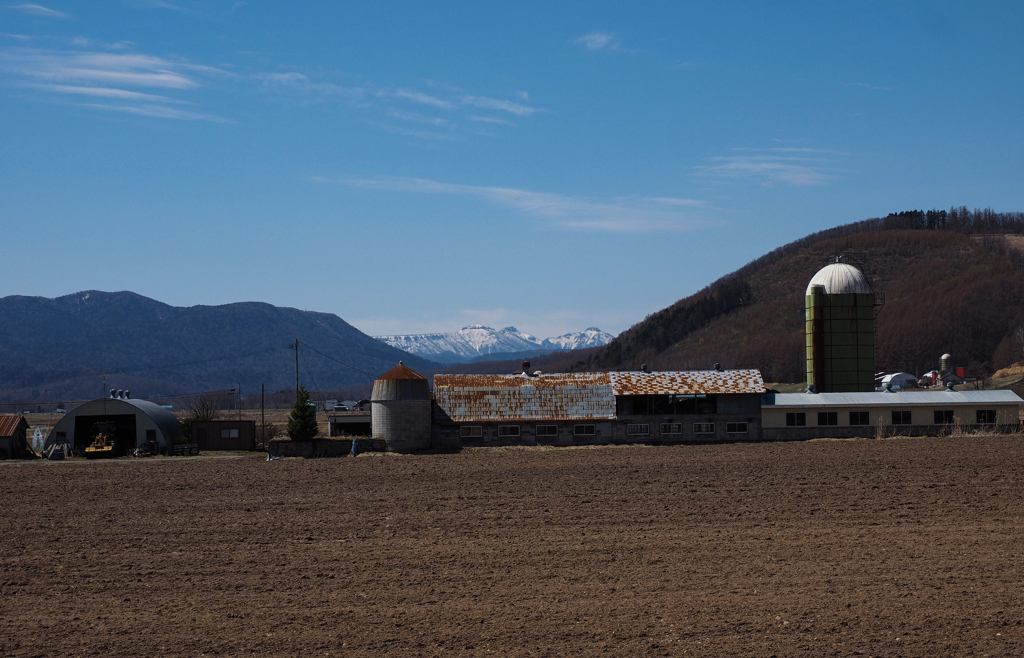 遠くにクマネシリ岳