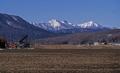 畑の雪も消え　クマネシリくっきり