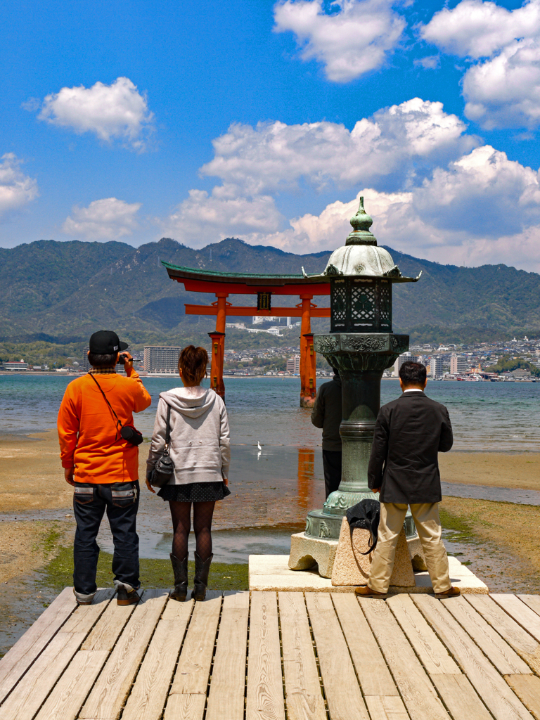 神仏の真ねてあやかる色と形