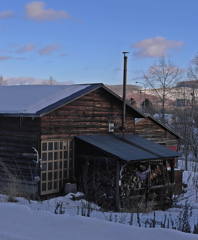 つの飾りのある家