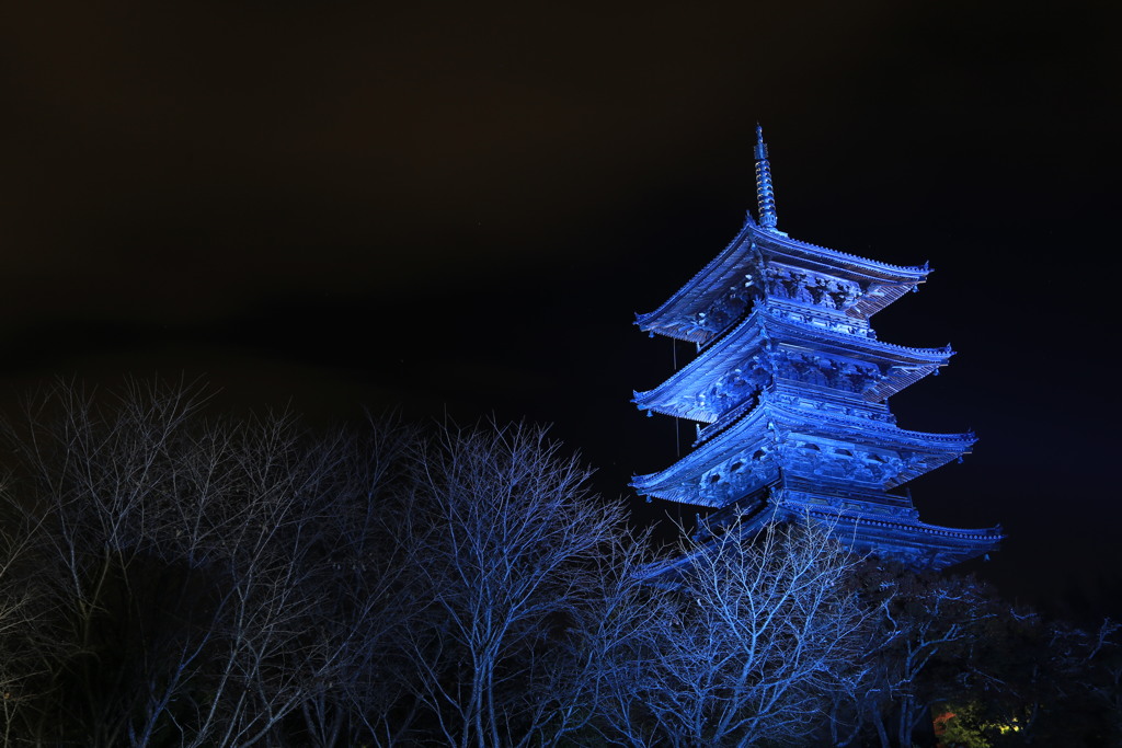 青い五重塔