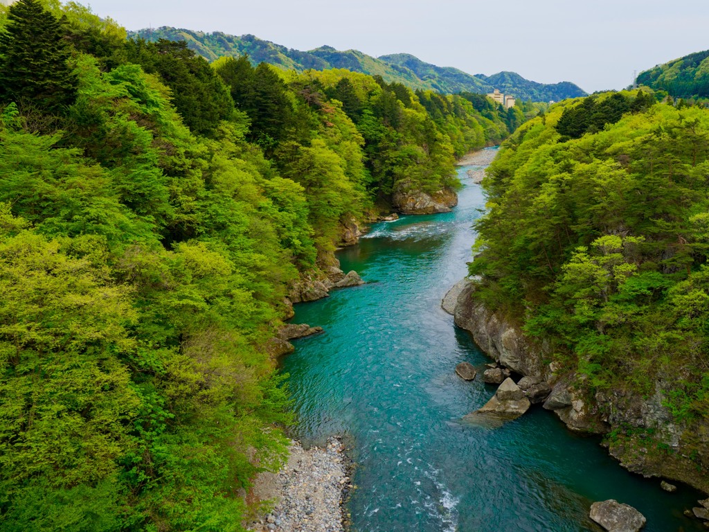 青い川