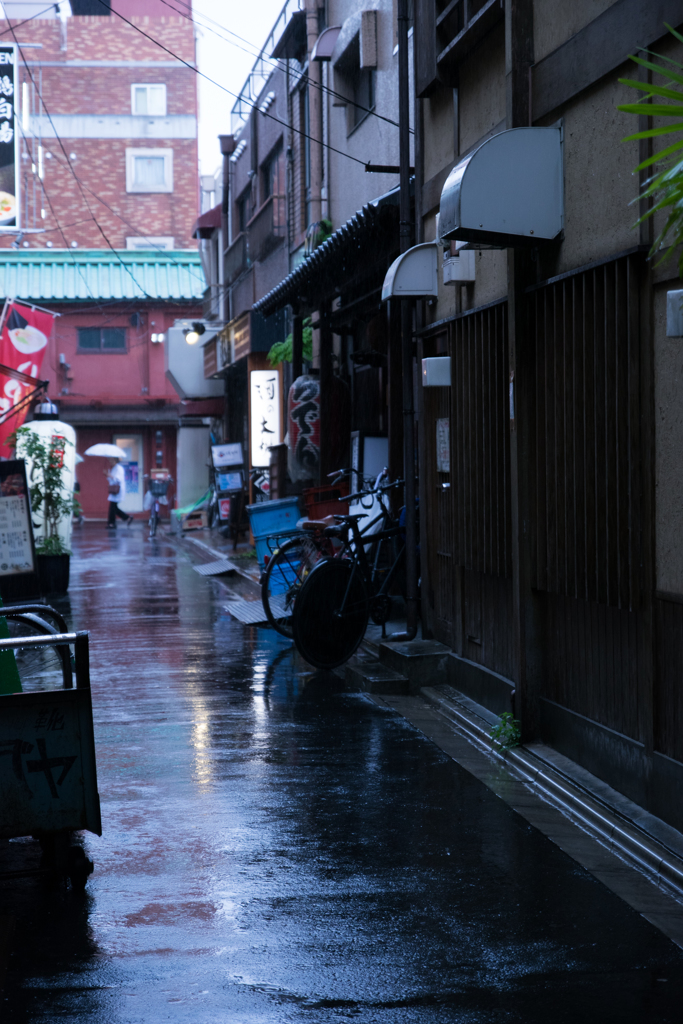 雨の路地裏