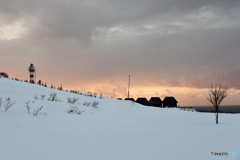 サーモンピンクの夕景　初山別灯台