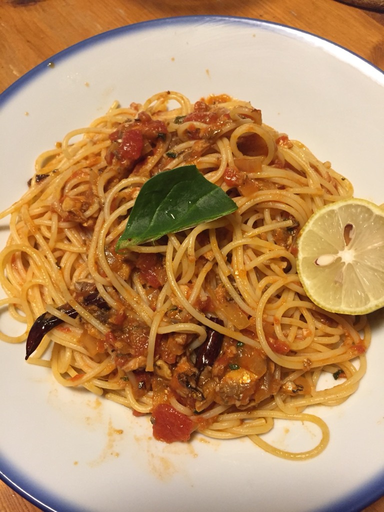 オイルサーディン＆レモン添え　トマトソースパスタ　