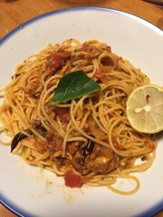 オイルサーディン＆レモン添え　トマトソースパスタ　