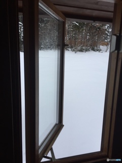 窓の外は雪