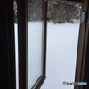 窓の外は雪
