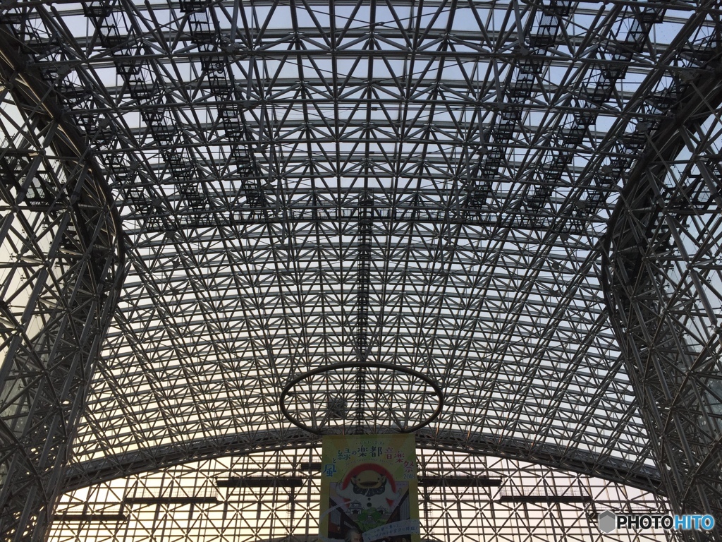 夕焼け色の金沢駅もてなしドーム