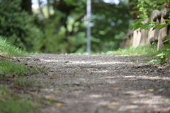 砂利道を歩く