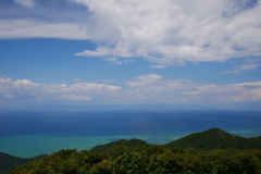 海に浮かぶ佐渡島