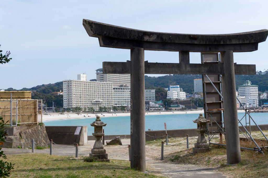 ビーチに鳥居