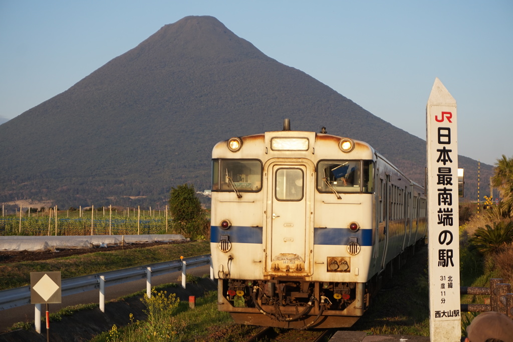 開聞岳と列車