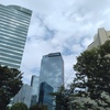 空とビルと...。