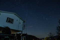 ある日の冬の駐車場からの星空