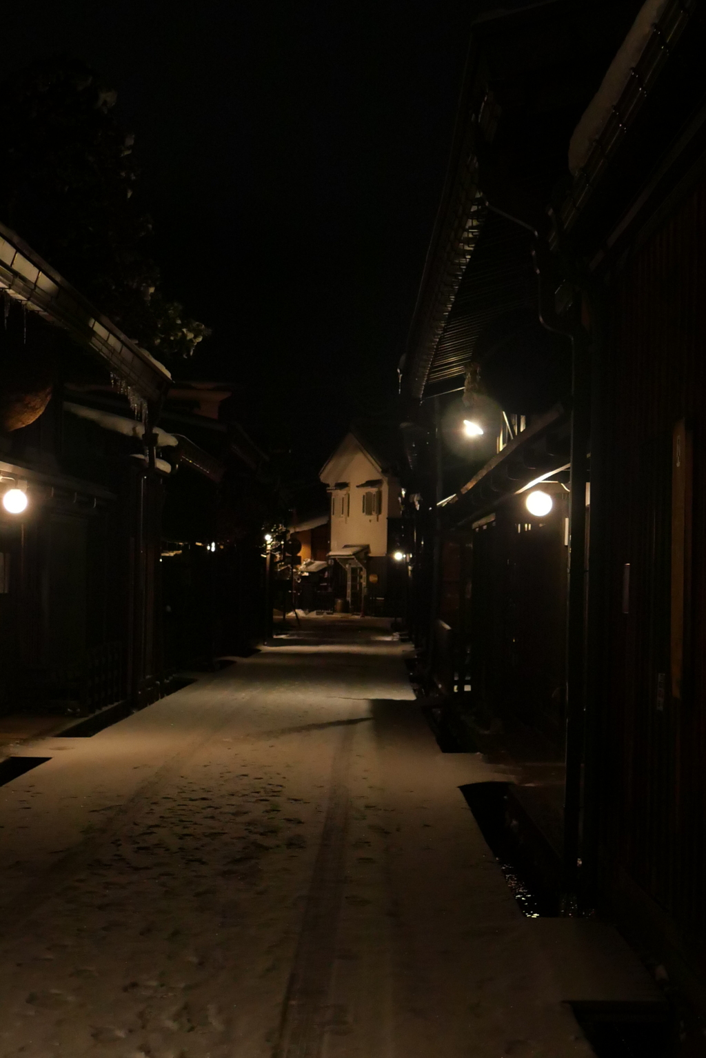 夜の雪の街